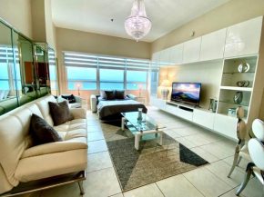 Large beautiful penthouse ocean front with beach access and free parking in Miami Beach